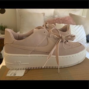 Nike Air Force in Particle Beige/Panthom